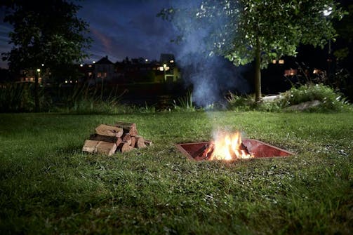 Bålsted i haven: Bålsted nedsænket i plænen Inspiration til bålsted i haven: Bålsted nedsænket i plænen